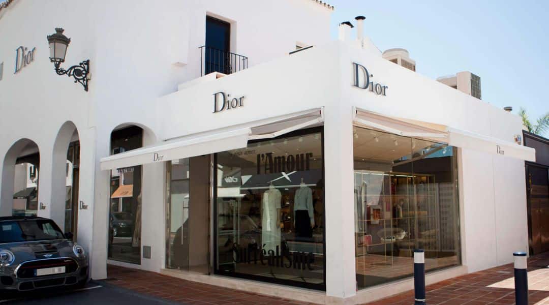 More than 2 km of luxury shops in - Puerto Banús Oficial
