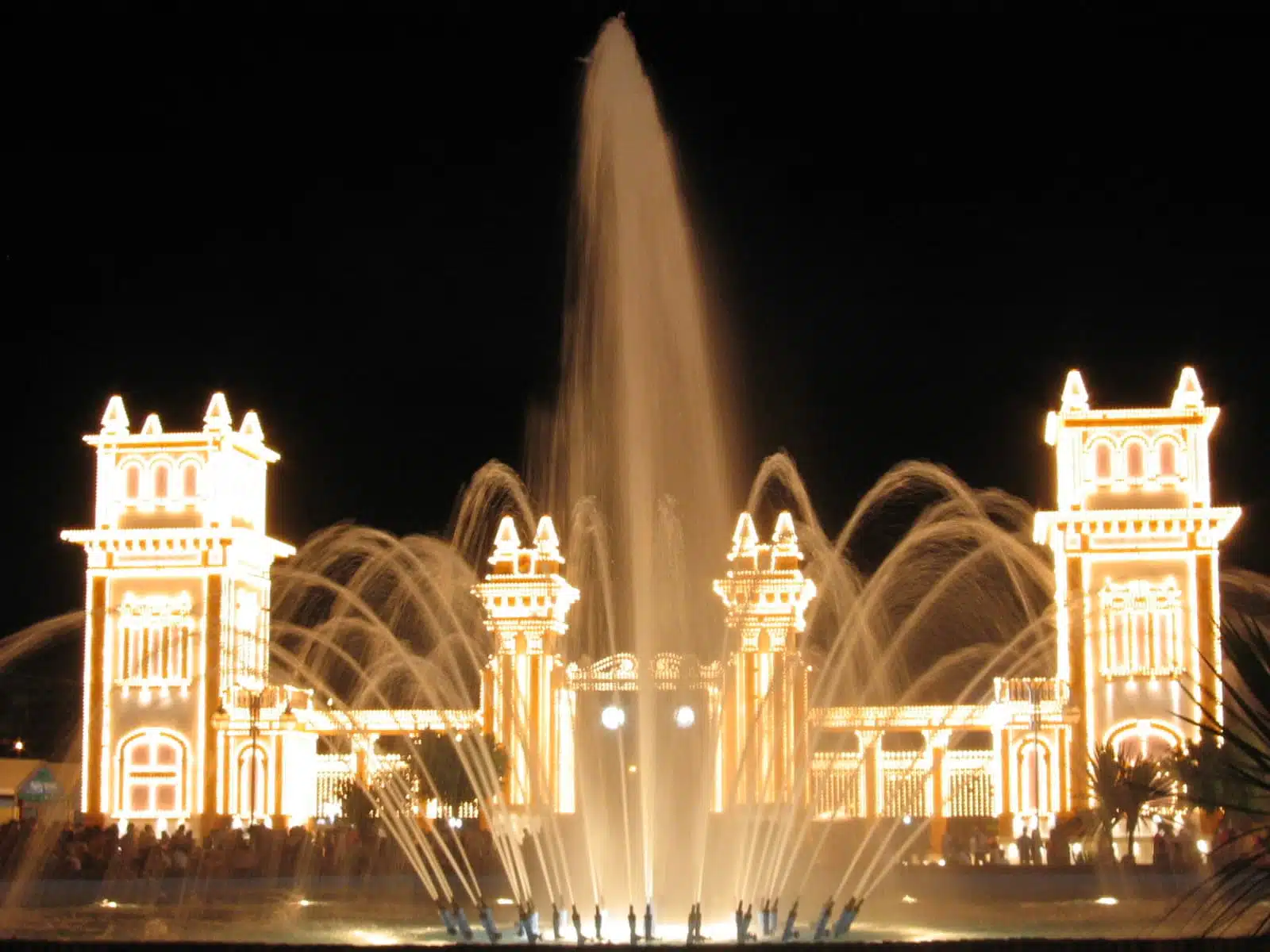 Portada iluminada de la feria de Málaga