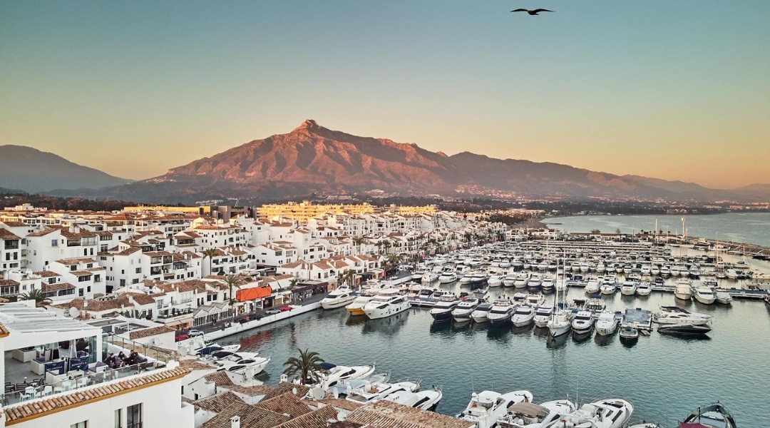 Puerto banus  Hen villas nightlife in Puerto Banus Marina